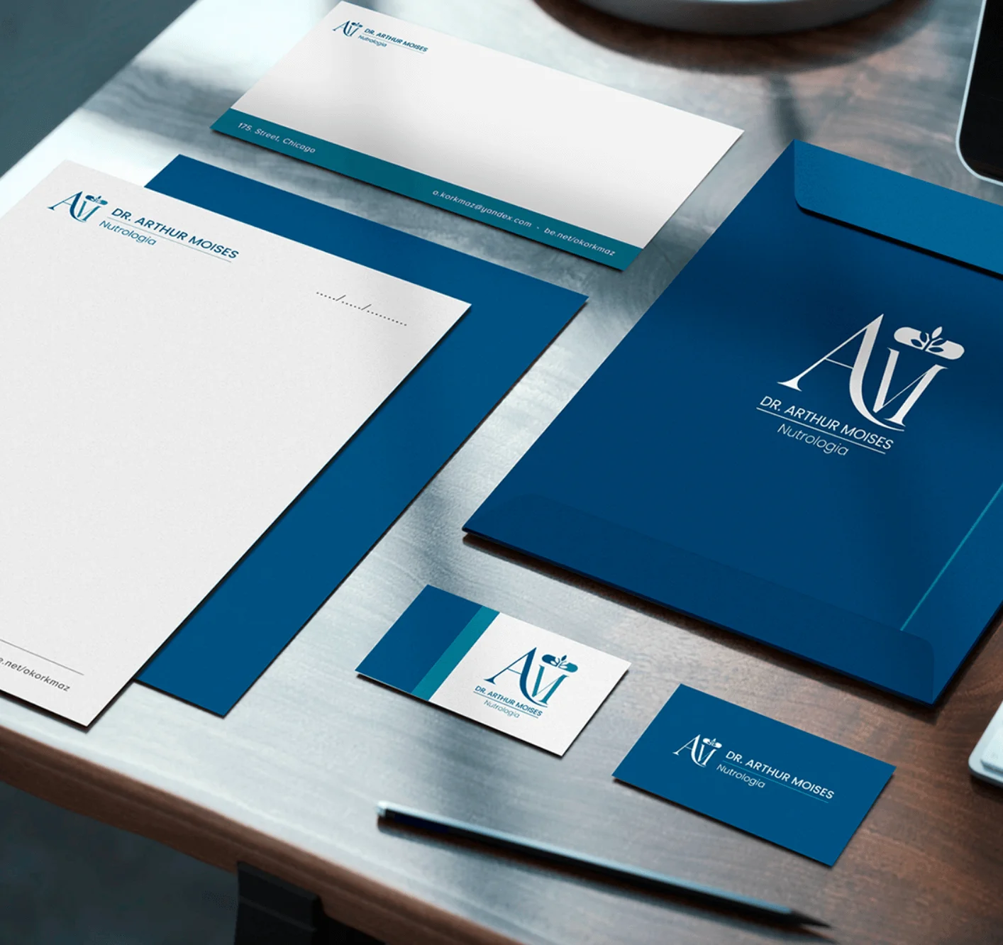 Papelaria de identidade visual em azul: papel timbrado, envelope e cartão de visita