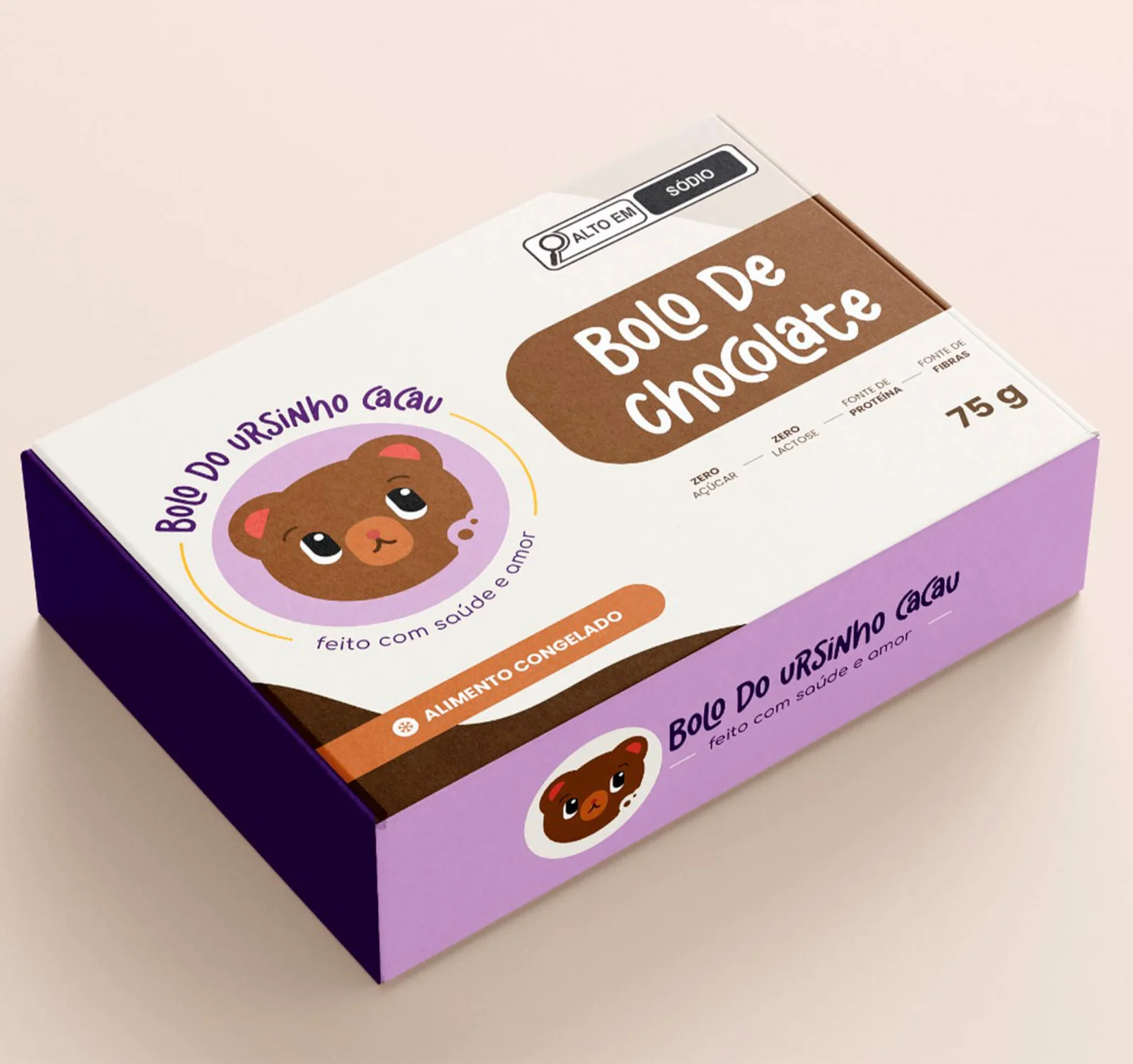 Embalagem de bolo de chocolate com ilustração de ursinho, em caixa roxa