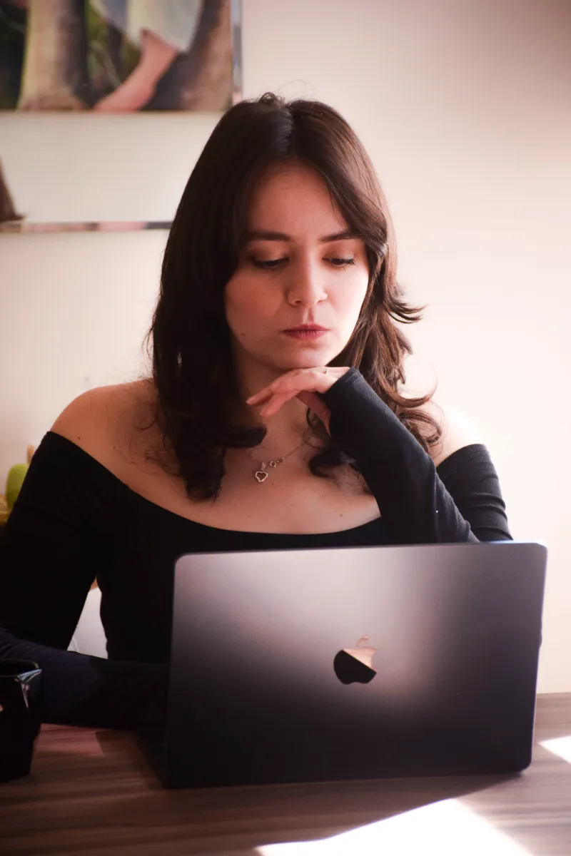 Geovanna Xavier de perfil, trabalhando em um notebook